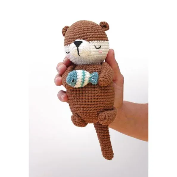 Kit amigurumi loutre musicale à crocheter : vue 1