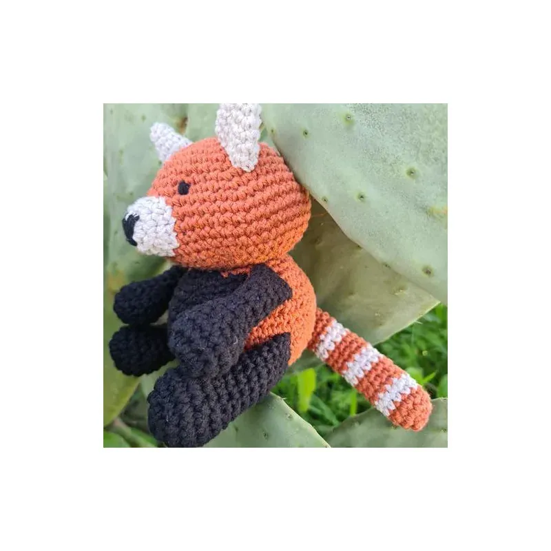 Kit amigurumi Ling le panda roux au crochet Hoooked : vue 1