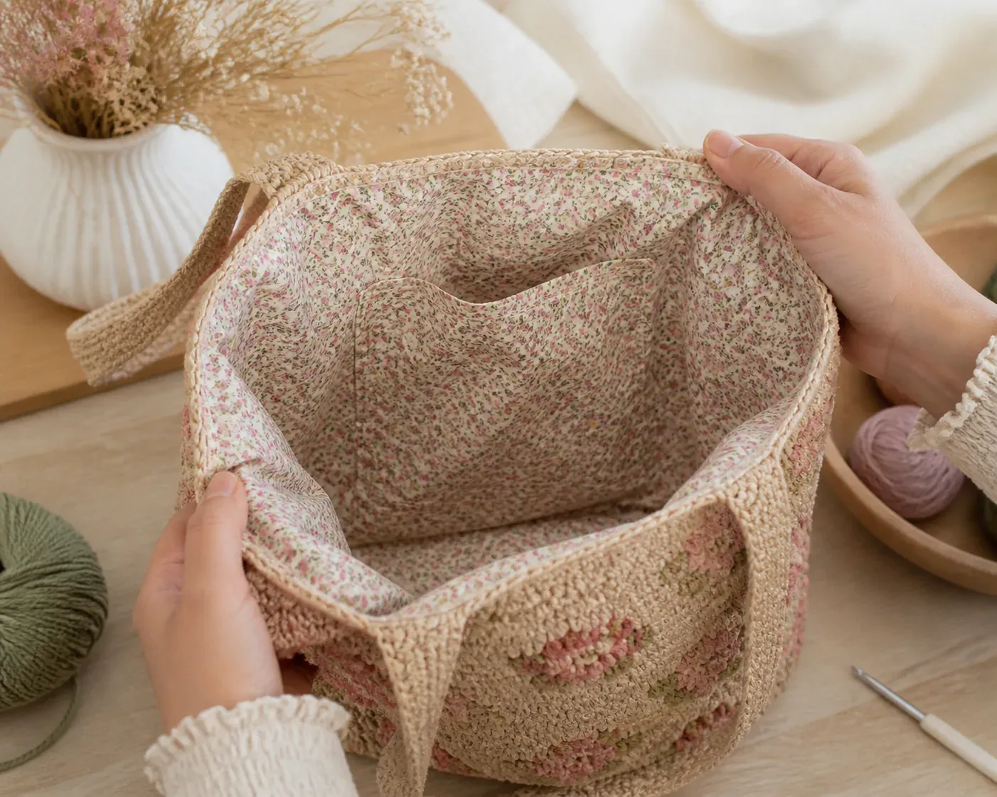 Interieur d'un sac au crochet montrant sa doublure en tissu cousue